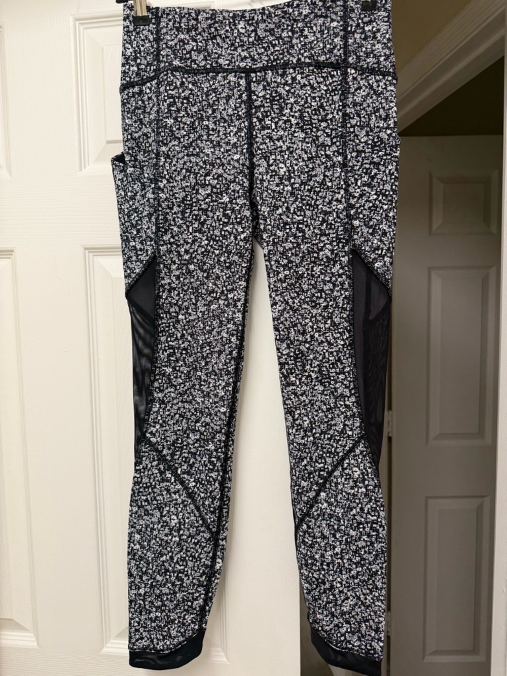 Lululemon Sole Training 7/8 Tight Daisy Dust Alpine White Black Size 6 - Picture 10 of 14